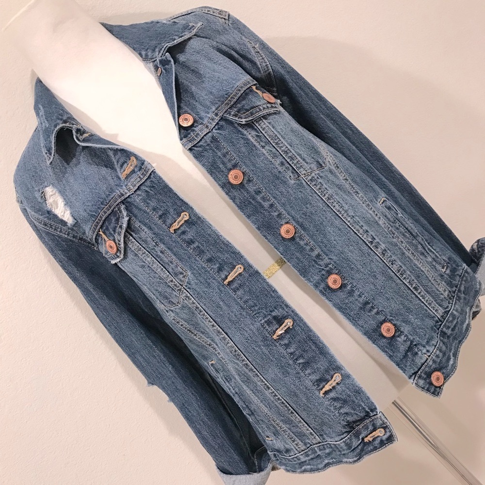 Forever 21 Distressed Jean Denim Jacket ❤️❤️❤️❤️